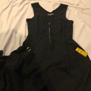 Classy black dress with POCKETS!